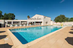 Flower Camping Le Rochelongue - Pool im Freien mit Liegestühlen