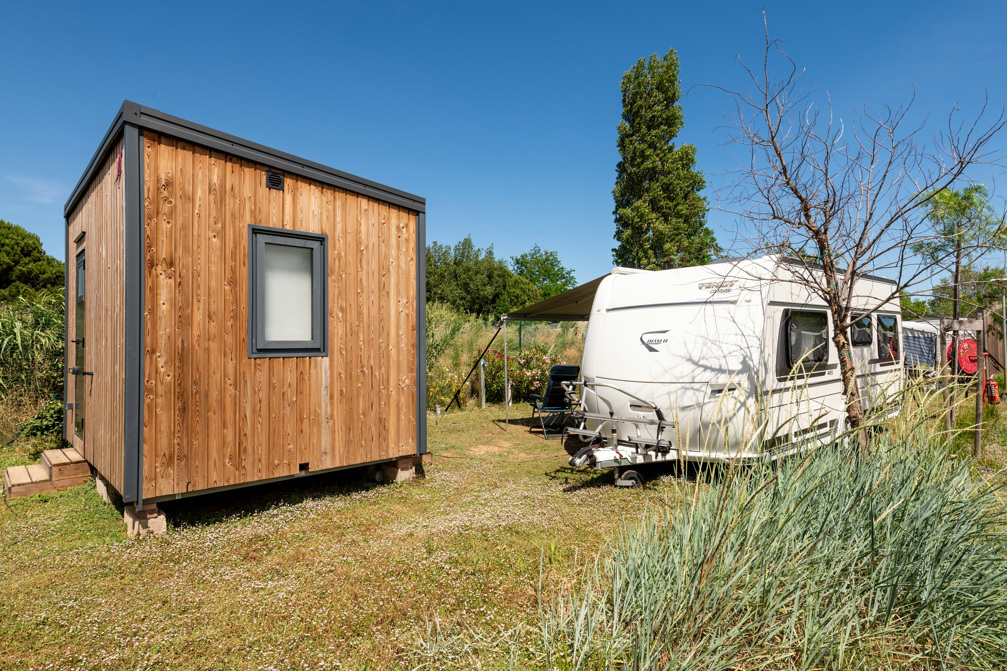 Flower Camping Le Rochelongue - Standplatz mit privater Sanitäreinheit