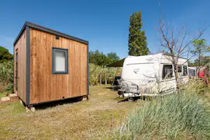 Flower Camping Le Rochelongue - Standplatz mit privater Sanitäreinheit