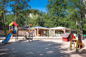 Camping Le Rocher de la Cave- Campingplatz mit Kinderspielplatz --