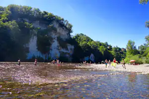 Camping Le Rocher de la Cave - Familie spielt im Sand am Strand