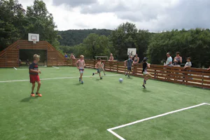 Camping Le Rocher de la Cave - Fußballfeld des Campingplatzes