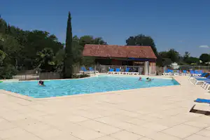 Camping Le Rocher de la Cave - Gäste liegen am Pool in der Sonne