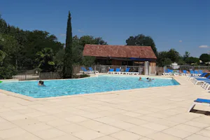 Camping Le Rocher de la Cave - Gäste liegen am Pool in der Sonne