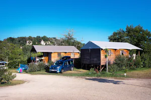 Camping Le Rocher de la Cave - Glampingzelt auf dem Campingplatz