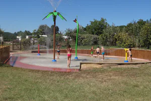 Camping Le Rocher de la Cave - Wasserspielplatz auf dem Campingplatz
