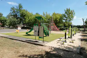 Camping Le Rocher de la Granelle - Campinganlage mit Spielplatz und Rutsche