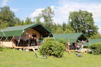 Camping Le Roptai  -  Mobilheime vom Campingplatz mit Veranden im Grünen