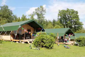 Camping Le Roptai - Mobilheime vom Campingplatz mit Veranden im Grünen