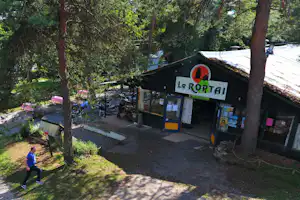 Camping Le Roptai - Blick auf das Cafe vom Campingplatz mit Terrasse