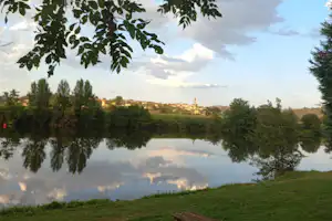 Camping Le Roquelongue - Blick auf den See am Campingplatz