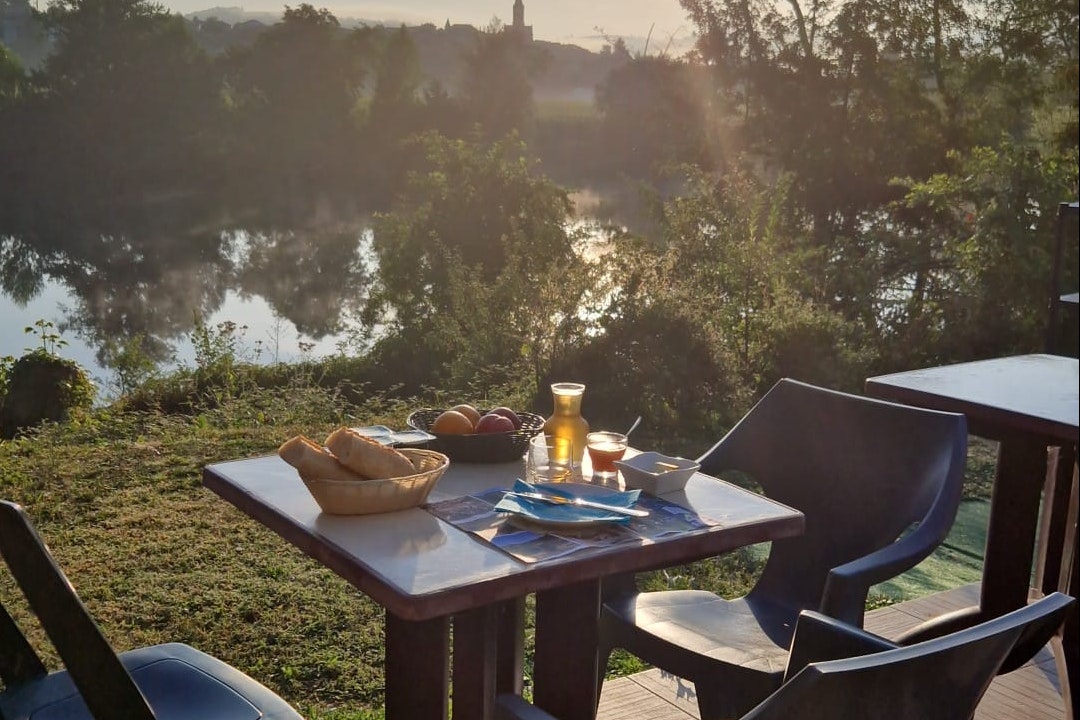 Camping Le Roquelongue - Frühstück mit Blick auf den See