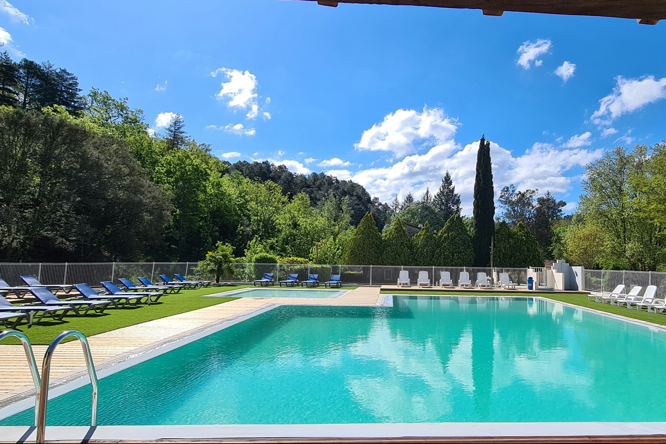 Camping Le Roubreau  - Pool im Freien mit Liegestühlen