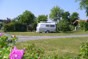 Camping Le Rouge Gorge - Sonnige Stellplätze mit Bäumen
