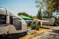 Camping Le Roussillon  -  Wohnwagen- und Zeltstellplatz und Mobilheim vom Campingplatz im Grünen