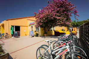 Camping Le Roussillon - Fahrräder an der Rezeption vom Campingplatz