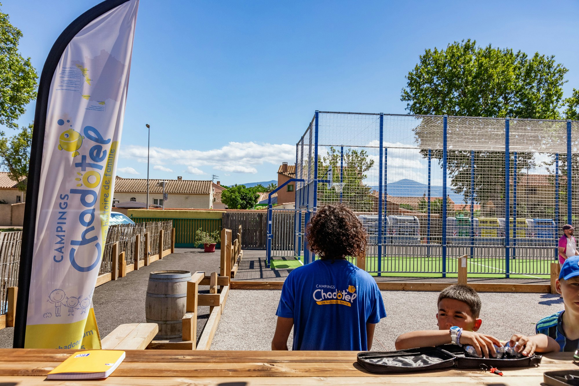 Chadotel Camping Le Roussillon - Pétanque-Feld und Sportplatz auf dem Campingplatz
