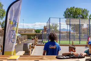 Chadotel Camping Le Roussillon - Pétanque-Feld und Sportplatz auf dem Campingplatz