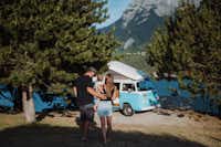 Camping Le Roustou - Familie mit ihrem Campervan mit Blick auf den See und die Berge im Hintergrund