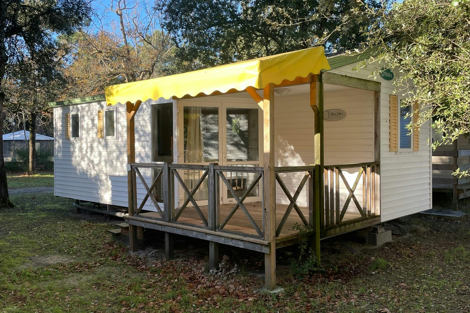 Camping Le Royannais Mobilheim-Mietunterkunft mit überdachter Veranda