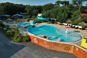 Camping Le Royannais Poolbereich mit Wasserrutsche und Erholungsmöglichkeiten