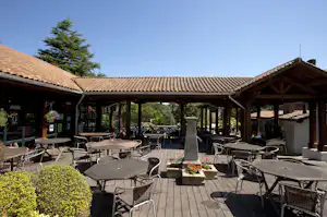 Camping Le Ruisseau des Pyrénées - Restaurant mit Terrasse auf dem Campingplatz
