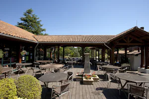 Camping Le Ruisseau des Pyrénées - Restaurant mit Terrasse auf dem Campingplatz