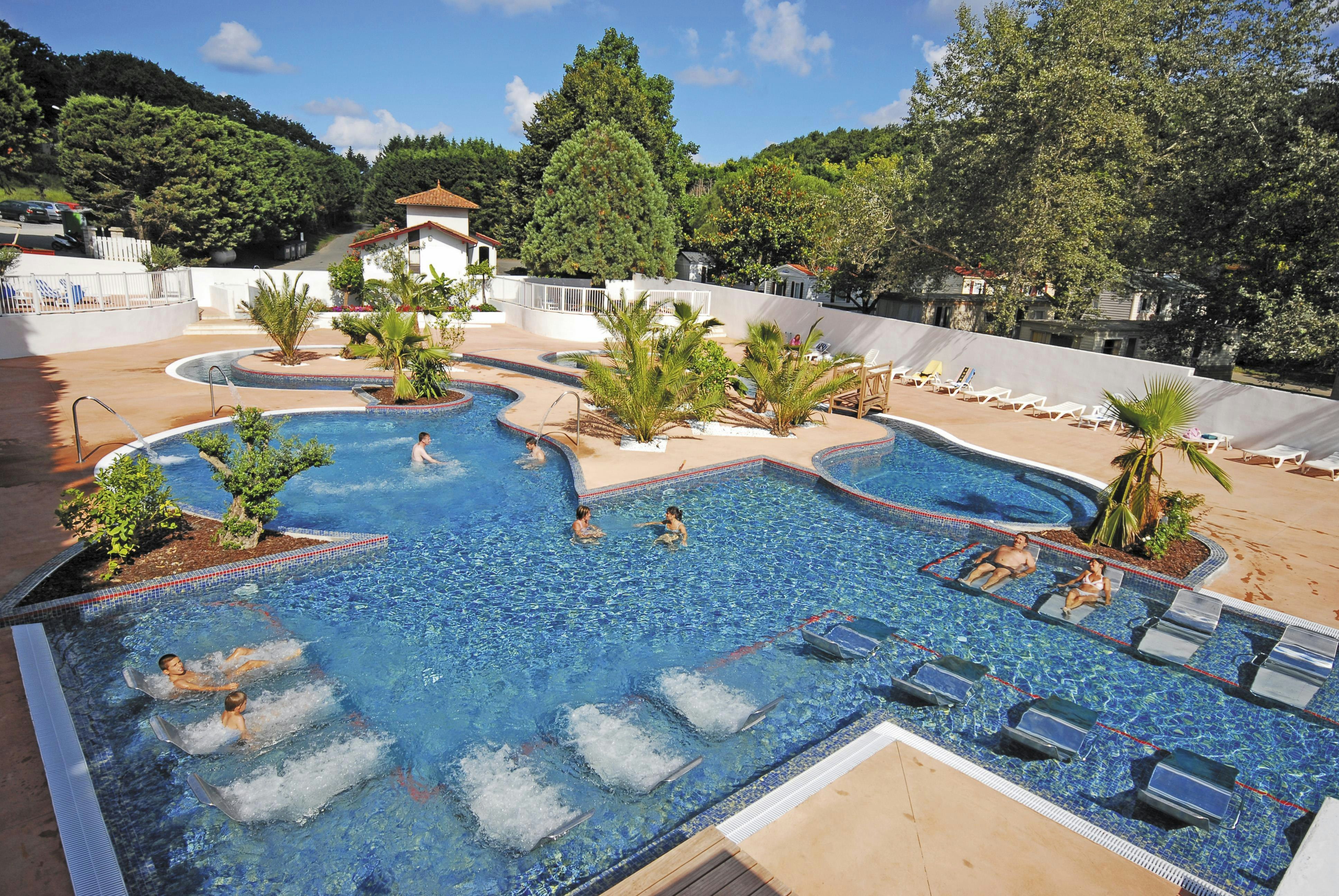 Camping Le Ruisseau des Pyrénées - Freibad auf dem Campingplatz