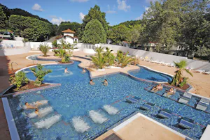 Camping Le Ruisseau des Pyrénées - Freibad auf dem Campingplatz