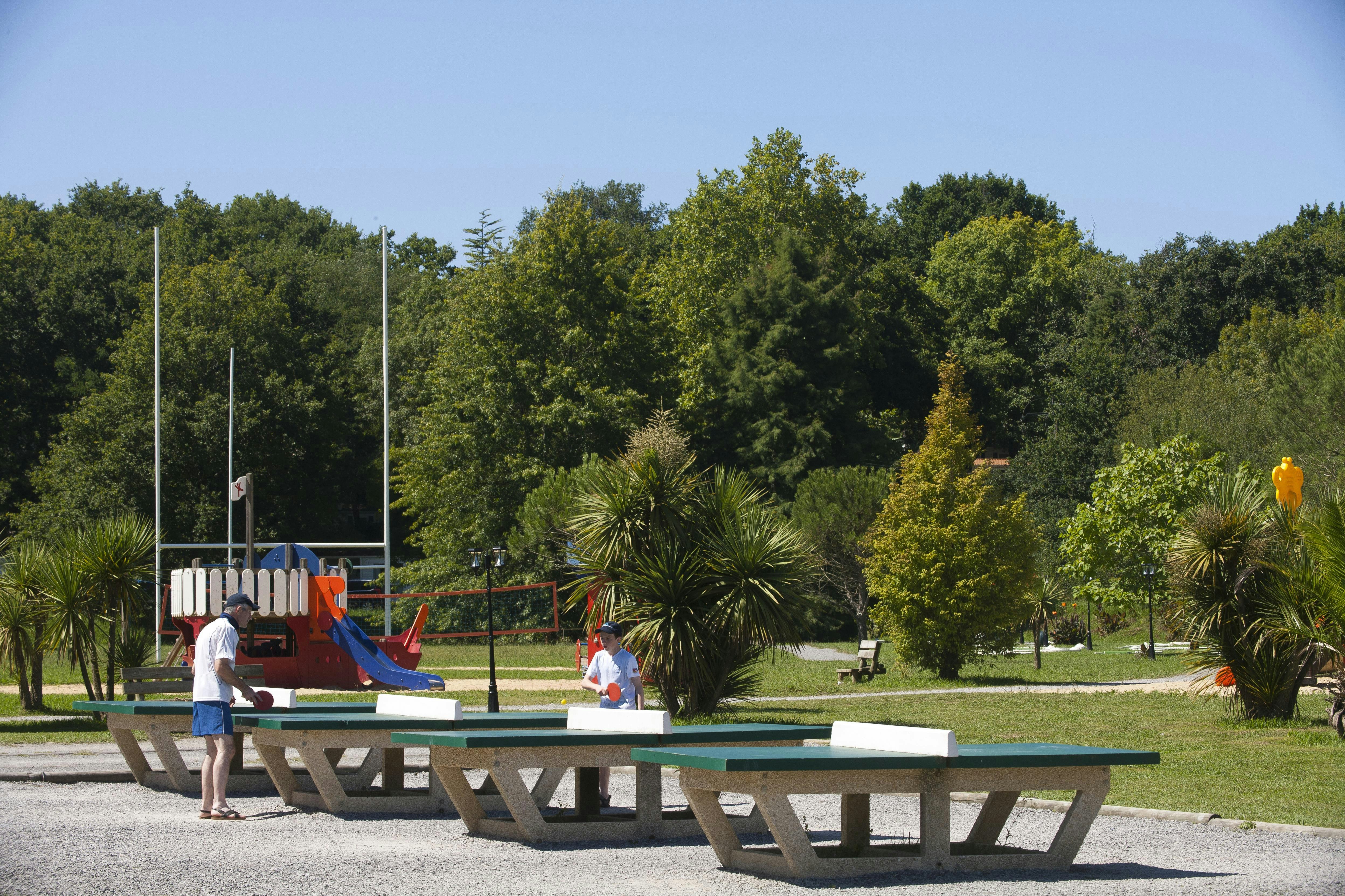 Camping Le Ruisseau des Pyrénées - Kinderspielplatz und Tischtennisplatten auf dem Campingplatz