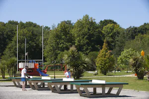 Camping Le Ruisseau des Pyrénées - Kinderspielplatz und Tischtennisplatten auf dem Campingplatz