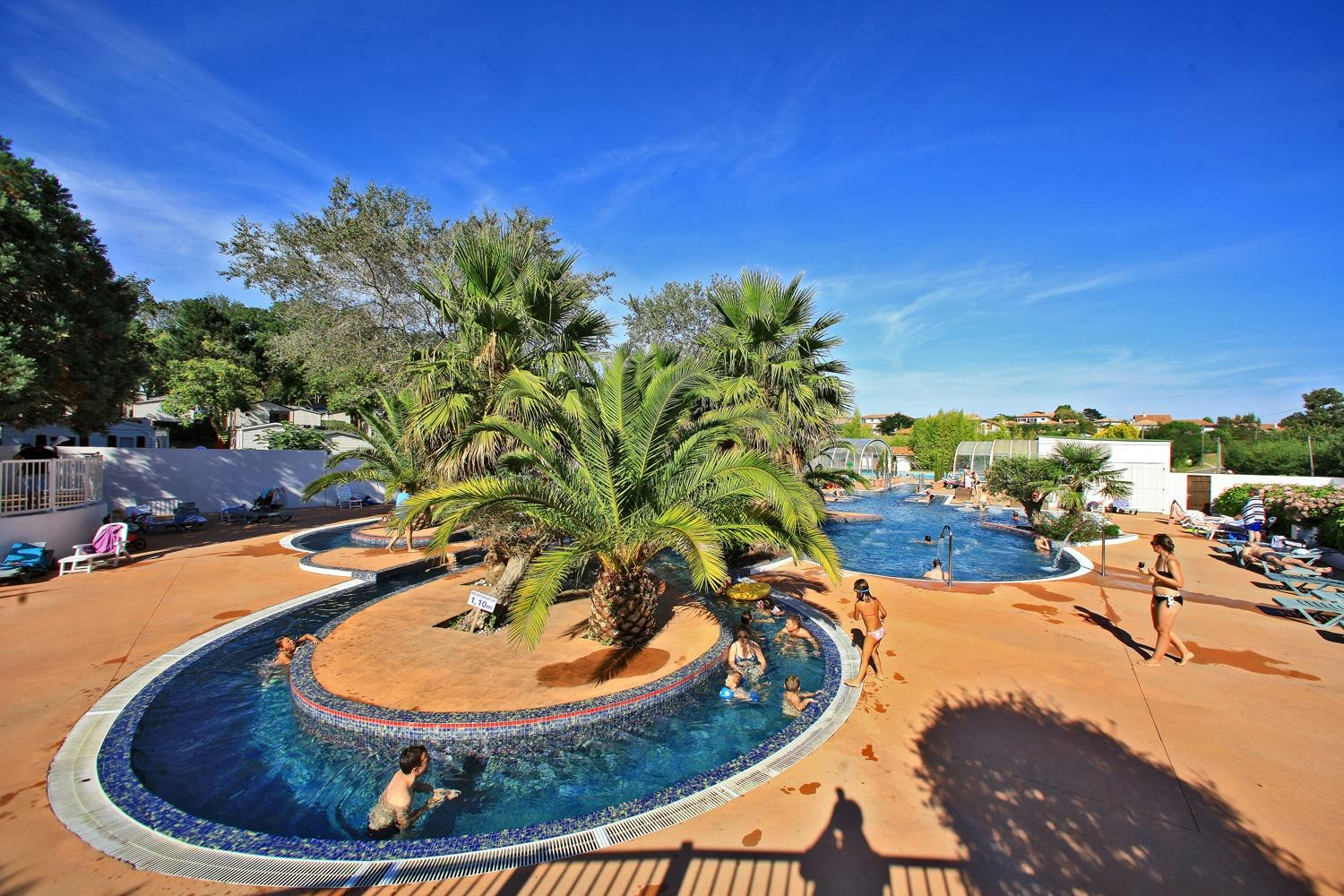 Camping Le Ruisseau des Pyrénées - Pool im Freien auf dem Campingplatz