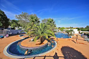 Camping Le Ruisseau des Pyrénées - Pool im Freien auf dem Campingplatz