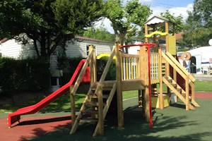 Camping Le Ruisseau - Campingplatz mit Kinderspielplatz