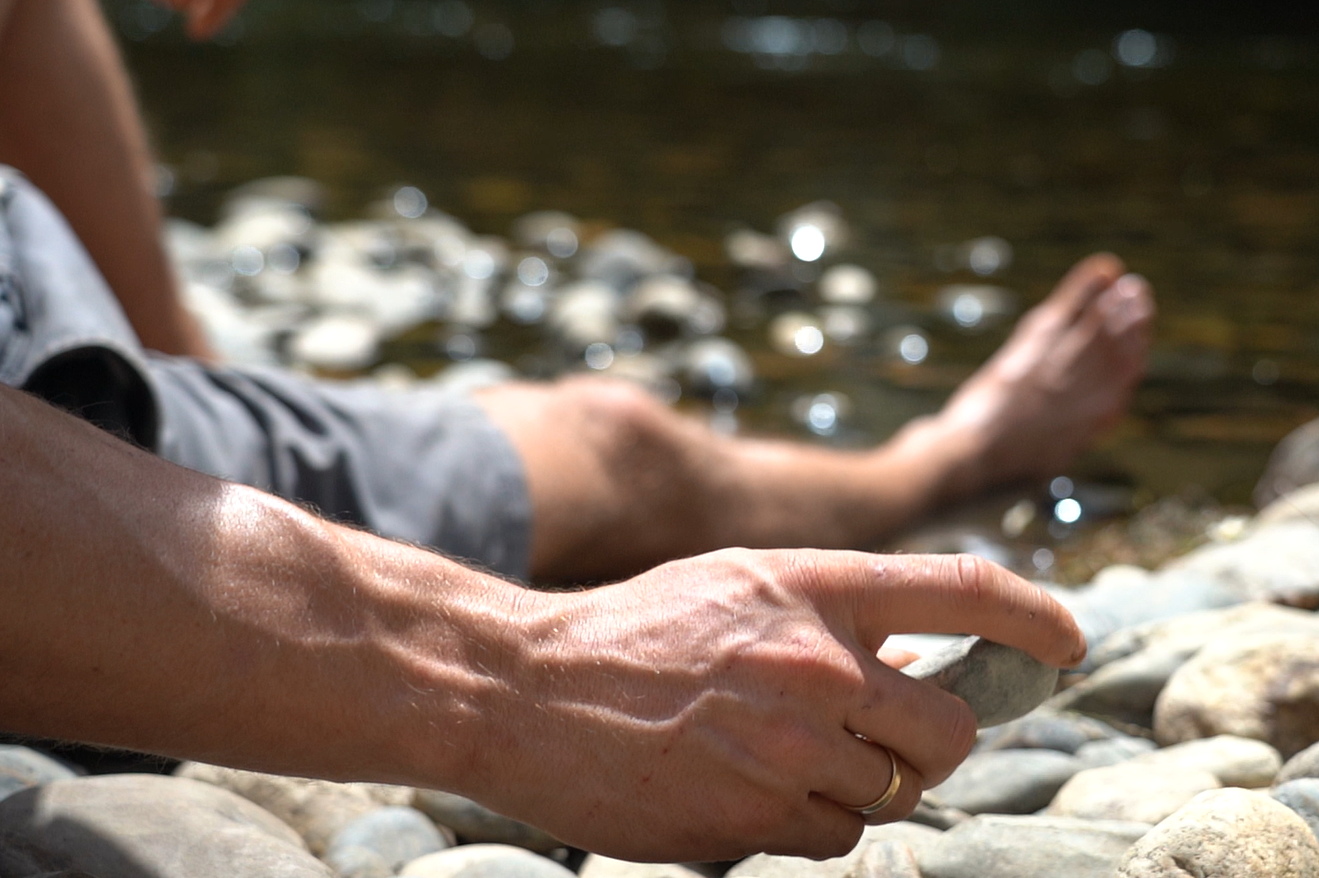 Camping le Rural - Camper entspannt am Fluss in der Nähe des Campingplatzes