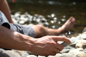 Camping le Rural - Camper entspannt am Fluss in der Nähe des Campingplatzes