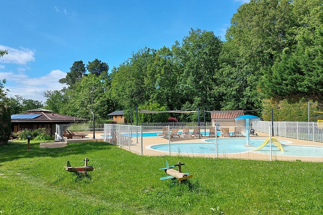 Camping Ecoresponsable Le Rêve  Camping Le Rêve - Blick auf den Pool im Freien mit Kinderbecken und Liegestühlen
