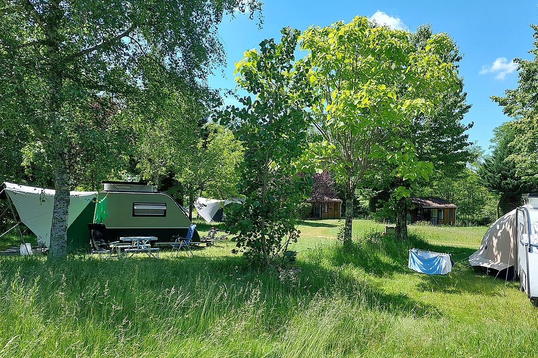 Camping Ecoresponsable Le Rêve  Camping Le Rêve - Standplatzwiese auf dem Campingplatz