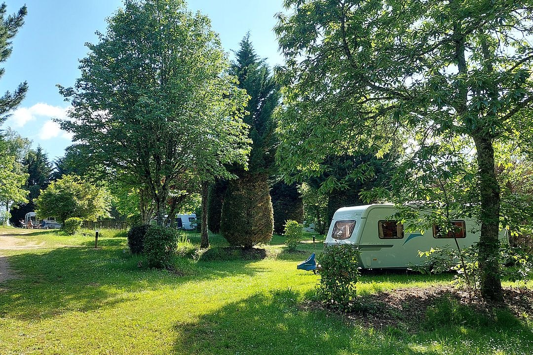 Camping Ecoresponsable Le Rêve  Camping Le Rêve - Wohnmobil- und Wohnwagenstandplätze auf der Wiese
