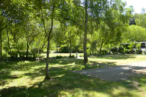 Camping Le Saint Efflam - Wohnmobil- und Wohnwagenstellplätze auf der Wiese
