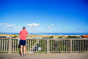 Camping Le Saint Martin - Camper auf einer Terrasse vom Campingplatz mit Blick auf den Strand am Atlantik