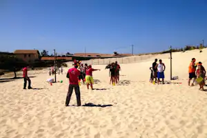 Camping Le Saint Martin - Volleyball spielende Camper auf dem Campingplatz