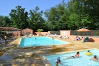 Camping Le Saint Michelet - Gäste liegen am Pool in der Sonne