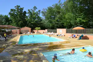 Camping Le Saint Michelet - Gäste liegen am Pool in der Sonne