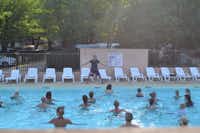 Camping Le Saint Michelet - Wassergymnastik im Pool auf dem Campingplatz