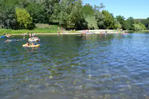 Camping Le Saint Michelet - spielende Kinder im Wasser in der Nähe des Campingplatzes