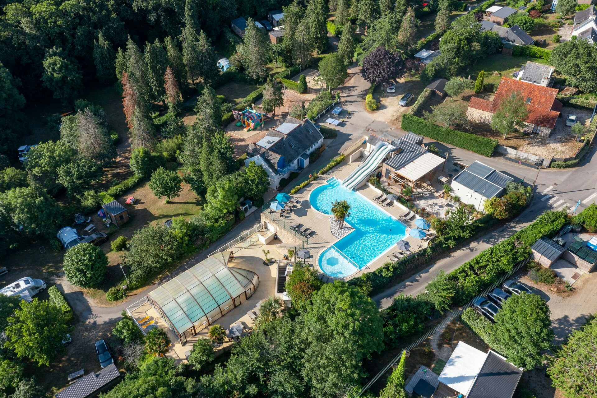 Camping Sandaya Port Manech  - Luftaufnahme des Campingplatzes mit Freibad