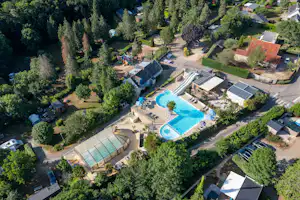 Camping Sandaya Port Manech - Luftaufnahme des Campingplatzes mit Freibad