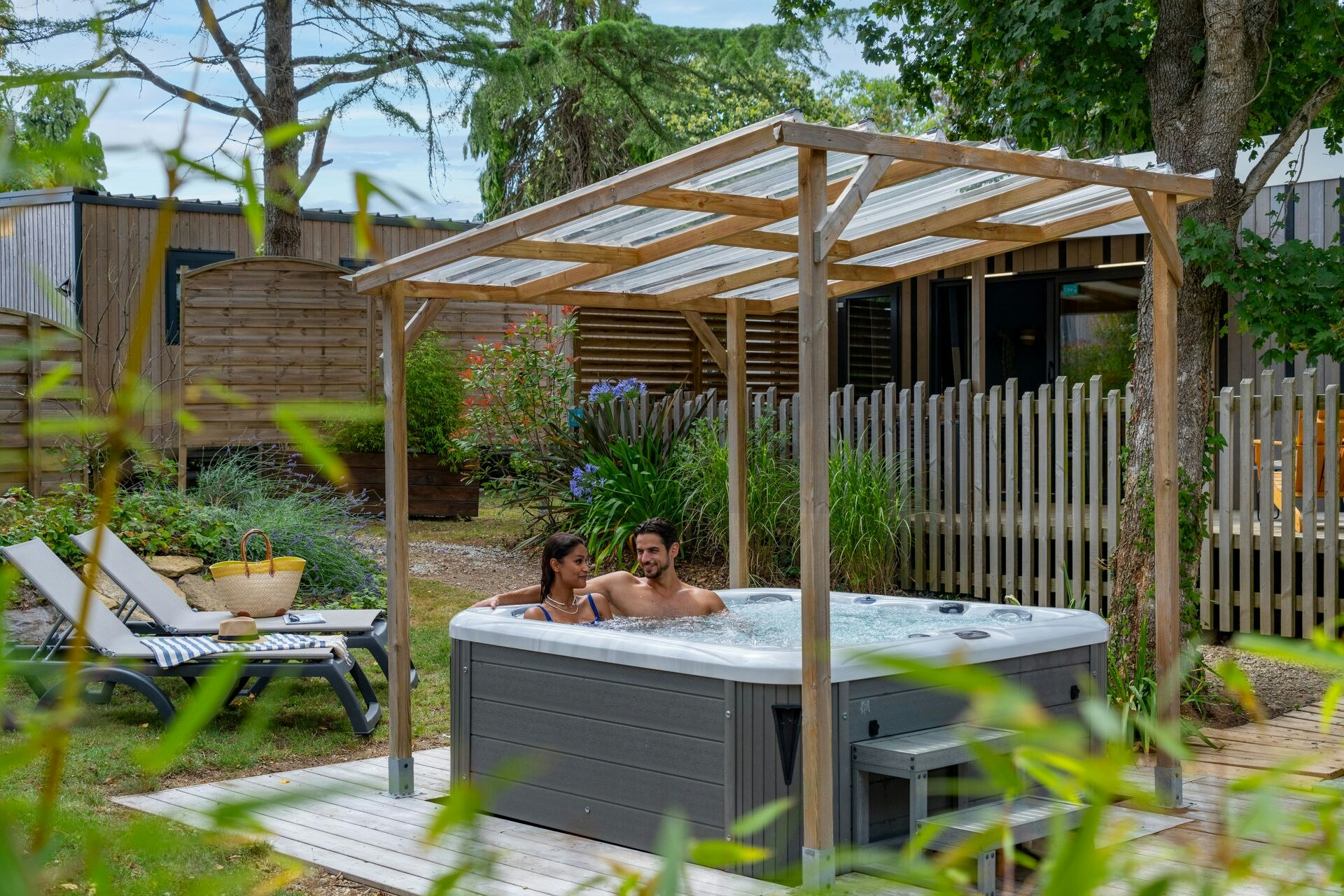 Camping Sandaya Port Manech - Camperpaar entspannt sich gemeinsam im Whirlpool des Campingplatzes