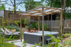 Camping Sandaya Port Manech - Camperpaar entspannt sich gemeinsam im Whirlpool des Campingplatzes